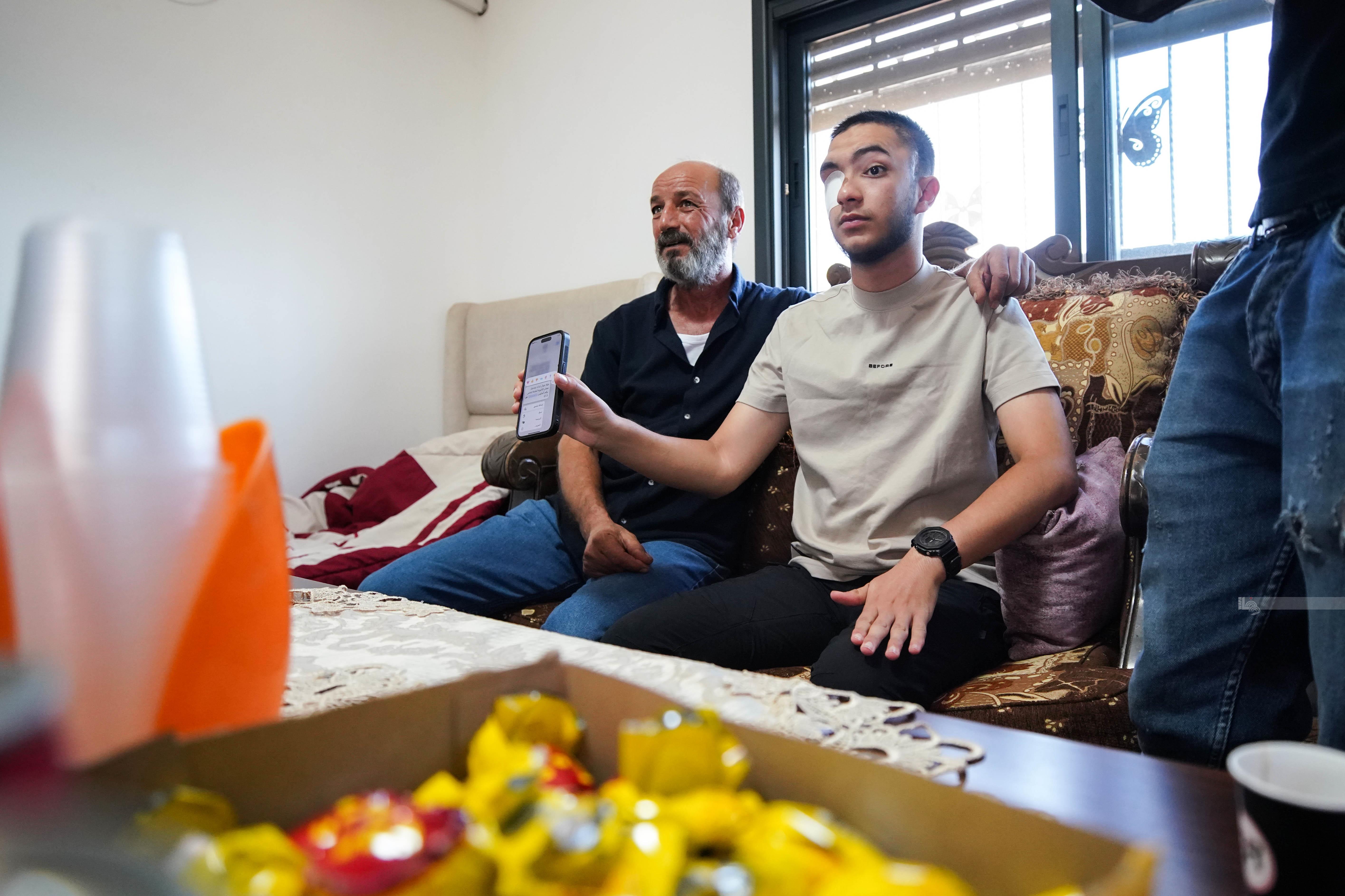 الطالب الجريح والفاقد لبصره كمال عرعراوي من مخيم جنين أثناء تلقيه نتيجة الثانوية العامة (تصوير: محمد منصور/وفا)